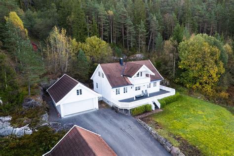 Innholdsrik Enebolig P Usjenert Tomt Med Kveldssol Stor Garasje