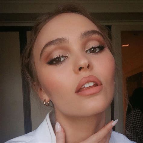 Lily Rose Depps Makeup Artist Breaks Down Her Tiktok Famous Smoky Eye And Nude Lip