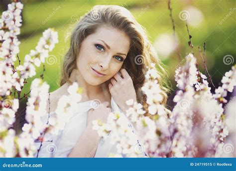 Verticale De Jeune Femme Blonde Romantique Image Stock Image Du Joyeux Fille 24719515