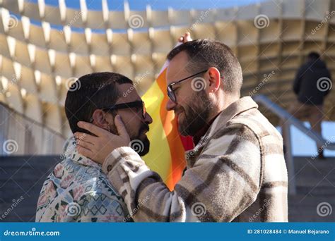 Casamento Real De Um Casal Gay Olhando Um Para O Outro Enquanto Um Faz Carinho Os Outros Encaram