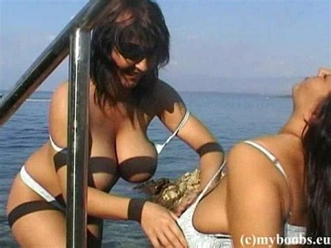 Busty Lesbian Under Water XVIDEOS