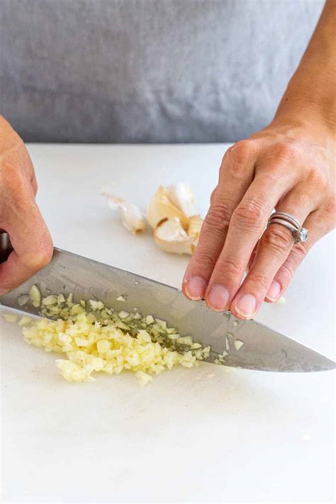 How To Peel And Mince Garlic Jessica Gavin