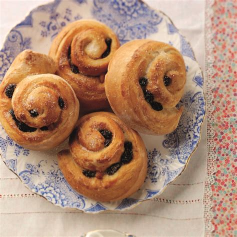 Low Calorie Chelsea Buns Recipe Bakingmad Delicious Cake