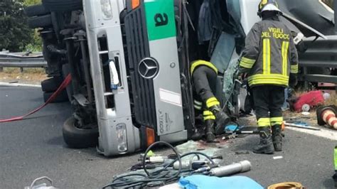 Incidente Sulla Roma Fiumicino Autoarticolato Si Ribalta Conducente