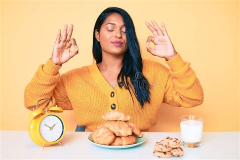 Bella Joven Latina Con El Pelo Largo Sentada En La Mesa Desayunando Relajado Y Sonriendo Con Los
