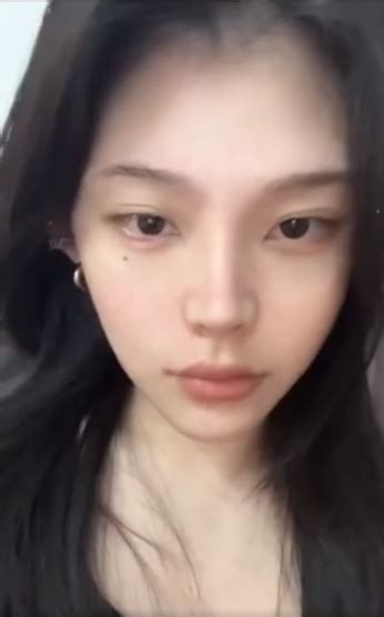 Photoshop quá đà bị ném đá đến mức ở ẩn hot girl mắt cáo bất ngờ trở lại với diện mạo mới