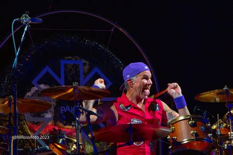 Red Hot Chili Peppers Em Sp Review E Galeria De Fotos Rock Brigade