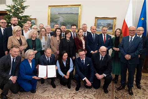 Rząd Donalda Tuska z wotum zaufania PiS w opozycji LRT