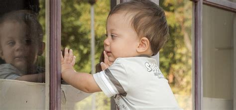 Детский замок на створку окна