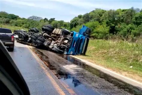 Motorista Perde O Controle E Carreta Tomba Em Rodovia De Itapeva