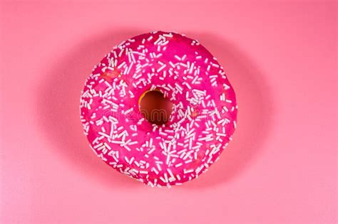 Donut Con Techo Acristalado Aislado En Un Fondo Rosa Foto De Archivo