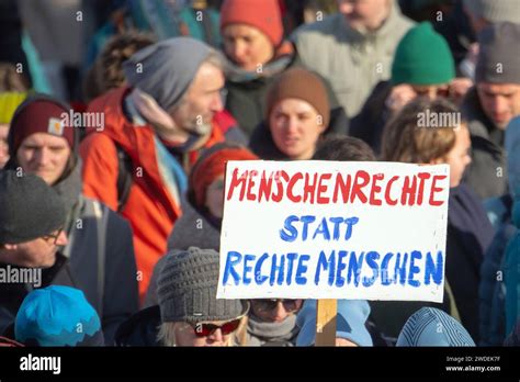 Tausende Teilnehmer Beteiligen Sich Bei Einer Grossdemonstration Gegen