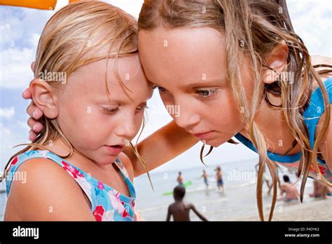 Jolies Filles Bikini Banque De Photographies Et Dimages Haute R Solution Alamy