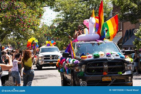 Desfile Del Coche Del Orgullo Gay Foto De Archivo Editorial Imagen De Colores Feliz