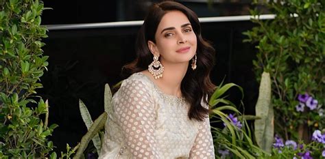 Saba Qamar Reveals Special Someone Who Sends Her Flowers