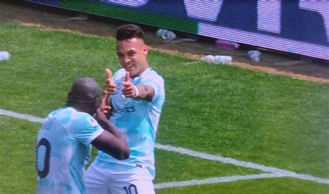 Foto Bentornata Lu La Labbraccio Tra Lukaku E Lautaro