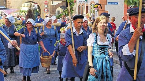 Teilnehmer Beim Festzug Zum Weinfest In Volkach