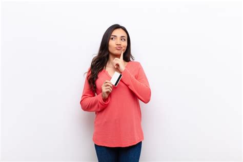 Joven Mujer Bonita Latina Contra La Pared Plana Con Una Tarjeta De Cr Dito Foto Premium