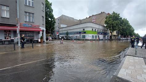 Mehrere Geb Ude Evakuiert Gro Fl Chige Berschwemmung Nach Rohrbruch