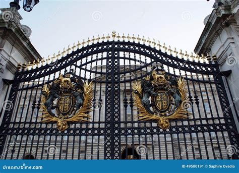 Tor Mit Wappen Buckingham Palace London England Stockbild Bild Von