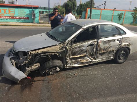 Veh Culo Queda Destrozado Tras Chocar Con Tractocami N