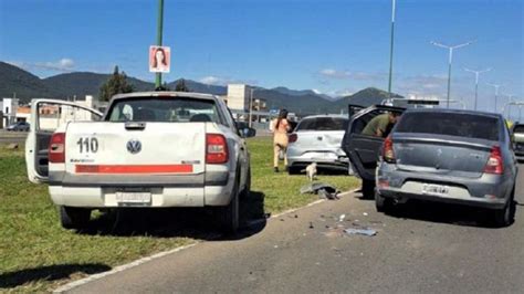 Caos En Avenida Bolivia Colisión En Cadena De Tres Autos Deja Graves