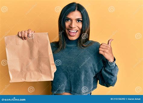Joven Transexual Latina Transexual Mujer Sosteniendo Saco Bolsa De Papel Apuntando El Pulgar