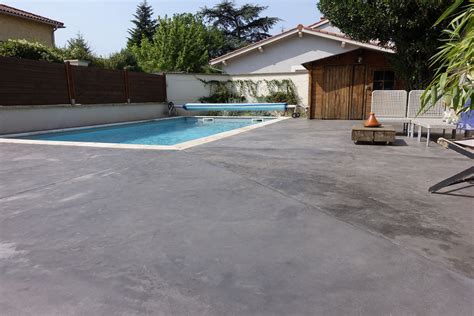 Plage de piscine en béton teinté Decovalor Lyon