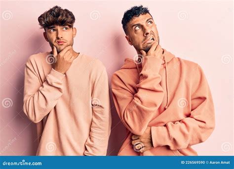 Pareja Joven Gay Con Ropa Casual Pensando En Una Pregunta Preocupada Y Nerviosa Con La Mano En