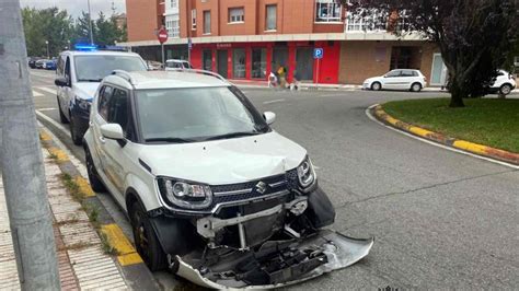 Una mujer drogada arranca de cuajo con su coche una señal de tráfico en