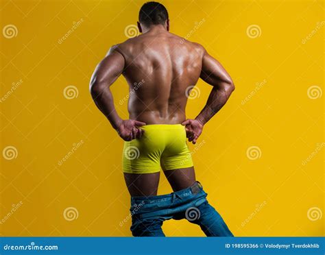 Los Panes Gay Se Caen Hombres Y Hombros Desnudos Aislados En Amarillo Concepto Metrosexual