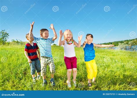 De Groep Van Jonge Geitjes Op Een De Zomerdag Stock Afbeelding Image