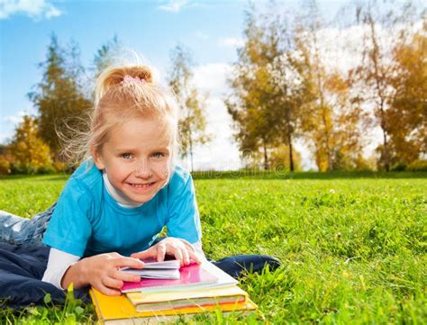 Fille Blonde De Sourire Mignonne En Stationnement Image stock Image du automne pièce 27170283