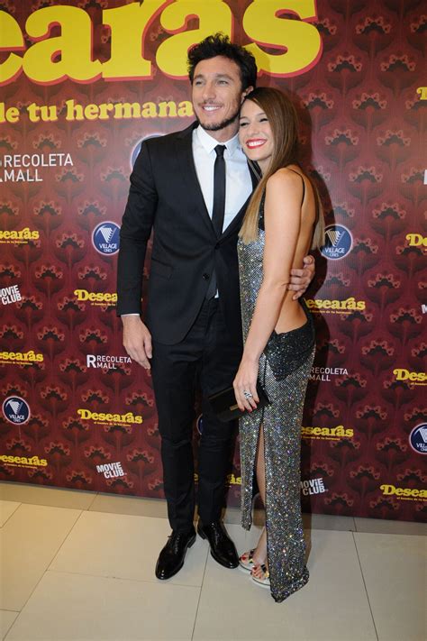 Con un vestido hot Pampita Ardohain deslumbró en el estreno de Desearás al hombre de tu