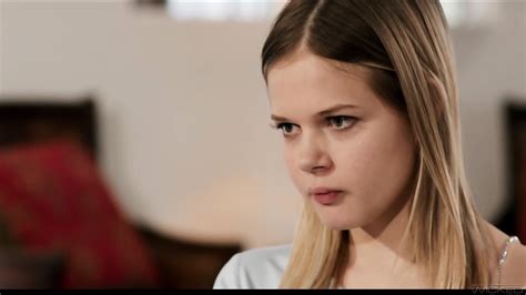 La Petite Blonde Coco Lovelock Percutée Avec Un Hélicoptère