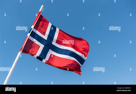 Bandera noruega volando fotografías e imágenes de alta resolución Alamy