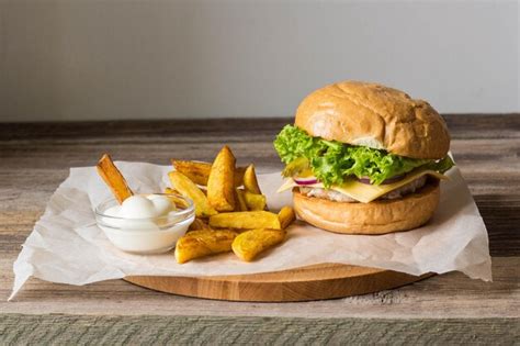 Hambúrguer Caseiro Com Frango Cebola Pepino Alface E Queijo Na Mesa De