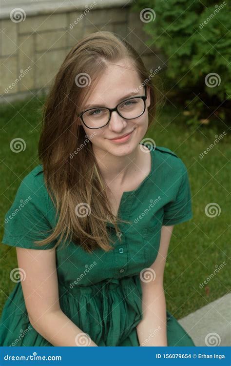 Portrait D Une Petite Fille Mignonne Avec Lunettes Souriante Coiffure Blonde Naturelle Belle