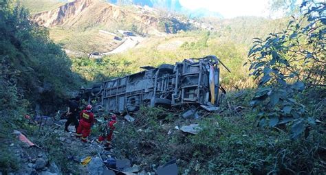 Tragedia en Piura Quince muertos y 27 heridos al caer ómnibus a un