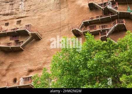 Las Escaleras Y Los Pasillos Adjuntos A La Escarpada Rockface Permiten