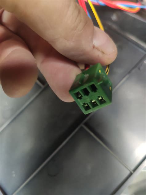 Провода с клеммами в заднем крыле. — УАЗ Patriot, 2,7 л, 2014 года ...