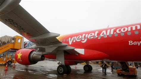 Vietnam S Bikini Airline Vietjet Takes Off In Public Listing Bbc News