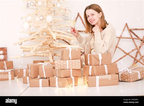 Jeune belle femme blonde luxueuse tient un verre de champagne et célèbre le nouvel an Souriant