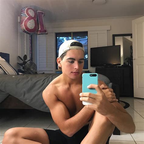 Hè nắng nóng nhưng trai đẹp này còn hot hơn cả mùa hè