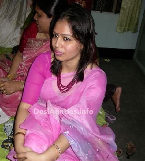 Asian Star Pictures Deshi Aunty Showing Her Hot Cleavages