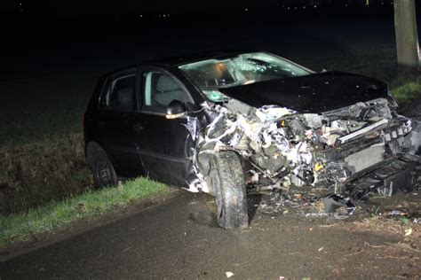 Unfall In D Ren Junger Autofahrer Kracht Frontal Gegen Baum Teenager