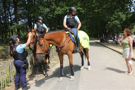 De Cavaliers Gendarmes Sill Plage La Pr Sence Des Chevaux Facilite