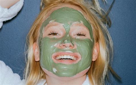 Как правильно делать глиняные маски для лица: 5 бьюти‑советов | КТО?ЧТО ...