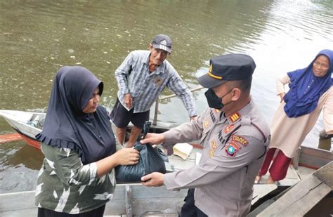 Polsek Singkep Barat Bagikan Sembako Ke Nelayan Desa Tinjul