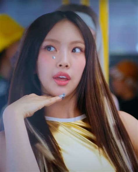 All The Dazzling Beauty Moments From Newjeans S Super Shy Mv Blonde